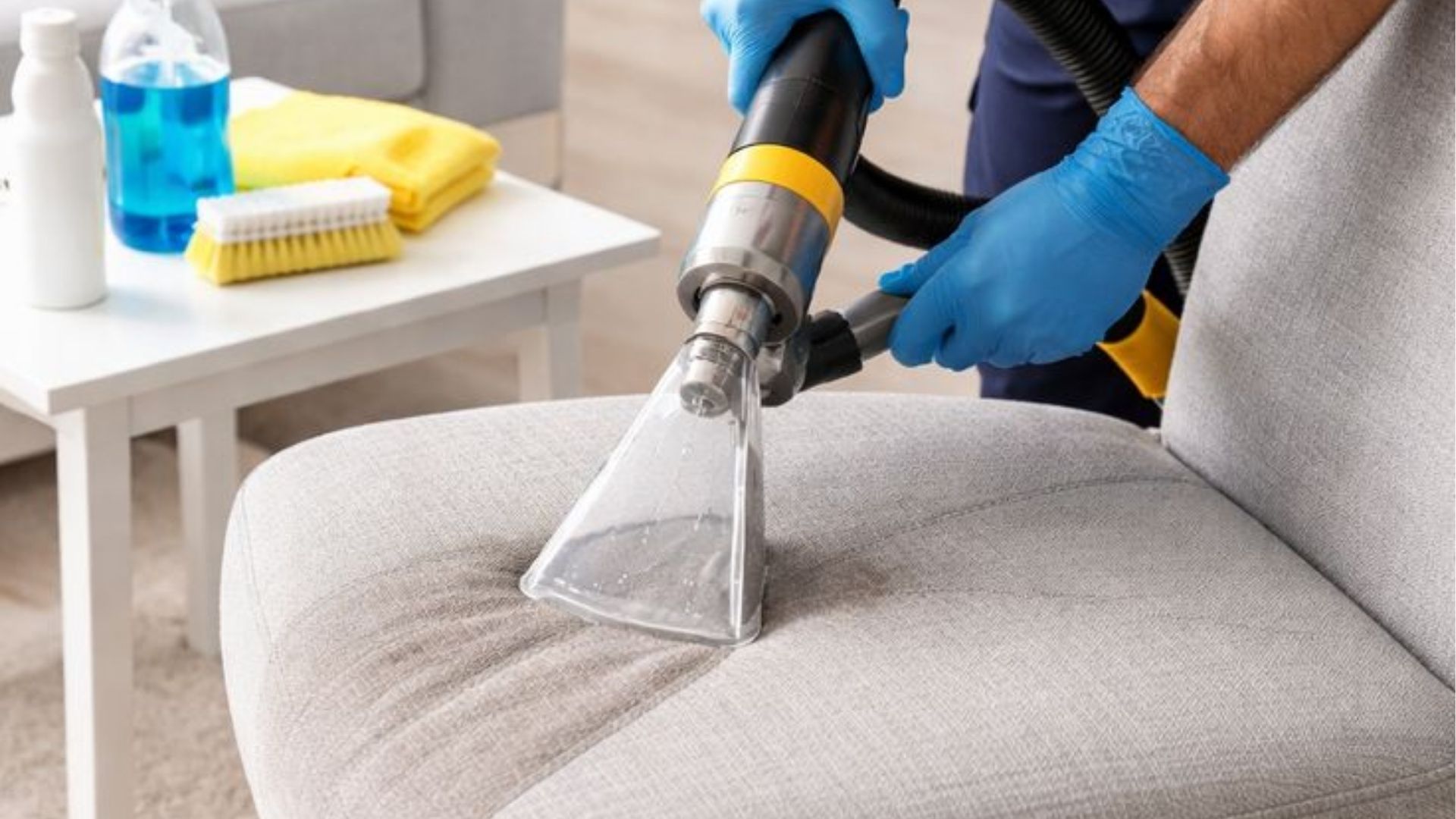 دليلك الشامل لتنظيف الكنب المتسخ جدا